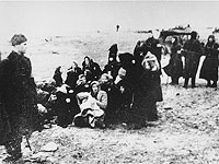Члены 21-го латвийского полицейского батальона собирают на пляже вблизи Лиепаи группу евреев для казни, 15 декабря 1941 года