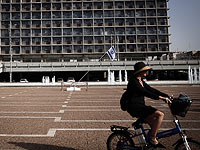 Израильский флаг, готовый упасть, был установлен на площади Рабина в Тель-Авиве