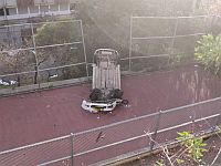 В Хайфе автомобиль разбился после падения с большой высоты, водитель выжил