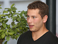 Авнер Нетаниягу работает в кафе и планирует жить отдельно от родителей