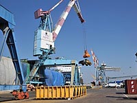 Десятки водителей грузовиков перекрыли въезд в порт Ашдода в знак протеста