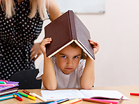 В Одессе репетитор била и душила детей, приходивших к ней домой для занятий