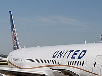 Во время рейса United Airlines умерла собака, помещенная по требованию стюардов на верхнюю полку
