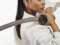 Ревнивица едва не убила бойфренда,  нанеся ему множество ранений самурайским мечом