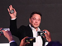 Илон Маск учится поджигать коктейли c абсентом в иерусалимском баре 