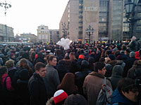 На Пушкинской площади в Москве, где через соцсети был объявлен стихийный митинг, собрались уже несколько тысяч человек