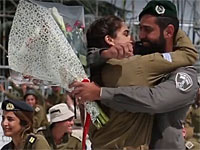 Боец МАГАВ сделал предложение своей девушке на репетиции празднования 70-летия Израиля. ВИДЕО