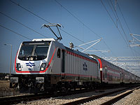 Задержки в движении поездов из-за автомобиля, выехавшего на рельсы в районе Рамле