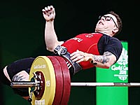 Жуткое происшествие на Играх Содружества: валлийский тяжелоатлет рухнул на помосте после неудачной попытки