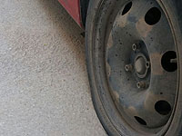 В деревне Бейт-Икса были повреждены несколько автомобилей