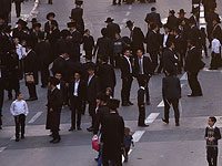 Десятки ультраортодоксов митингуют на улице Бар-Илан в Иерусалиме