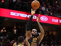 Леброн Джеймс забросил трехочковый на последней секунде и вывел 