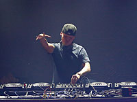 Близкие диджея Avicii сообщили, что он покончил с собой  