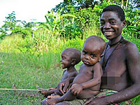 МИД Израиля подарил племени пигмеев, не имевшему средств связи, доступ к интернету