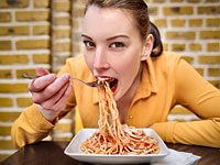 Употребление большого количества углеводов может приблизить менопаузу
