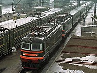 Мужчина погиб, оказавшись зажатым между электричкой и платформой в Подмосковье