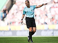 Цензура футбола по-ирански: вместо женщины-судьи - болельщики