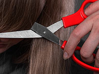 В Иране директор школы насильно постригла девочку: 