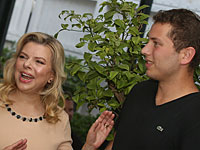 Биньямин и Сара Нетаниягу посетили кафе, в котором работает их младший сын