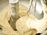 В Холоне рабочий погиб, упав в машину для производства теста