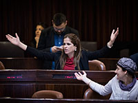 Женщины-депутаты покинули зал заседаний в знак протеста против визита в парламент мужчины, отказывающегося дать развод жене 