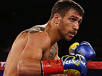 Василий Ломаченко повредил руку и готов дать реванш Линаресу