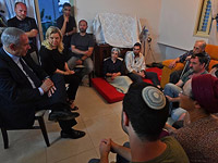 Нетаниягу посетил в Реховоте семью Ронена Любарского, погибшего бойца