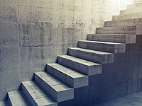 На юге Петербурга в строящемся здании школы рухнула лестница; один человек погиб