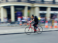 В Лондоне велосипедист с кухонным ножом атаковал водителя Volkswagen Polo