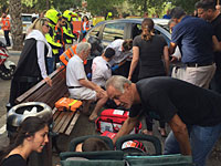 В Тель-Авиве автомобиль врезался в столики уличного кафе. Есть пострадавшие