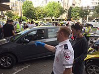 В Тель-Авиве автомобиль выехал на тротуар и врезался в столики уличного кафе