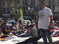 Текстильные предприятия выложили на улицу 20.000 предметов одежды, требуя ввести НДС на покупки в интернете