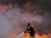 Идет тушение пожара в лесу Беэри, около границы с Газой