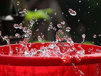 Годовалая девочка едва не утонула в ведре с водой