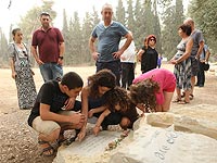 Родственники на могиле Ширы Банки, скончавшейся в результате нападения. Сентябрь 2015 года   