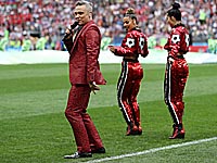 Канал FOX извинился за Робби Уильямса. Подруга певца: неприличный жест предназначен британскому парламенту