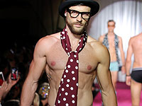 В трусах и при шляпе: шоу