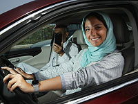 Историческая ночь в Саудовской Аравии: полиция встретила водительниц розами