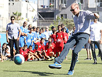 Во время матча между еврейскими и арабскими мальчишками принц Уильям пробил пенальти