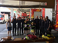 На свою бат-мицву девочка раздала подарки пожарным, работающим на границе с Газой