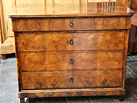 Француз продал комод, забыв в одном из ящиков 180 тысяч евро