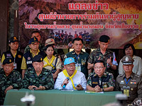 В Таиланде во время операции по спасению детей, запертых в пещере, погиб дайвер