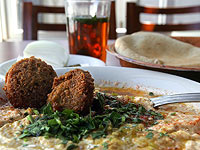 Массовое отравление фалафелем в Кувейте, около 300 пострадавших