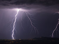 В Донбассе от удара молнии погибли женщина и ребенок
