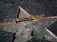 Злоумышленник разбил звезду Дональда Трампа на Аллее Славы