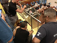 Скандал в Ашдоде: отец ребенка с особыми потребностями приковал себя на заседании муниципалитета