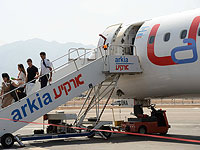 В аэропорту Эйлата микроавтобус врезался в борт самолета