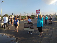 Родители детей с особыми потребностями перекрыли выезд из Ашдода