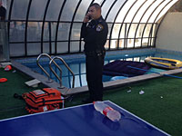 В бассейне при