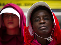 Женщины Аргентины требуют разрешить аборты – в красных плащах и белых чепцах